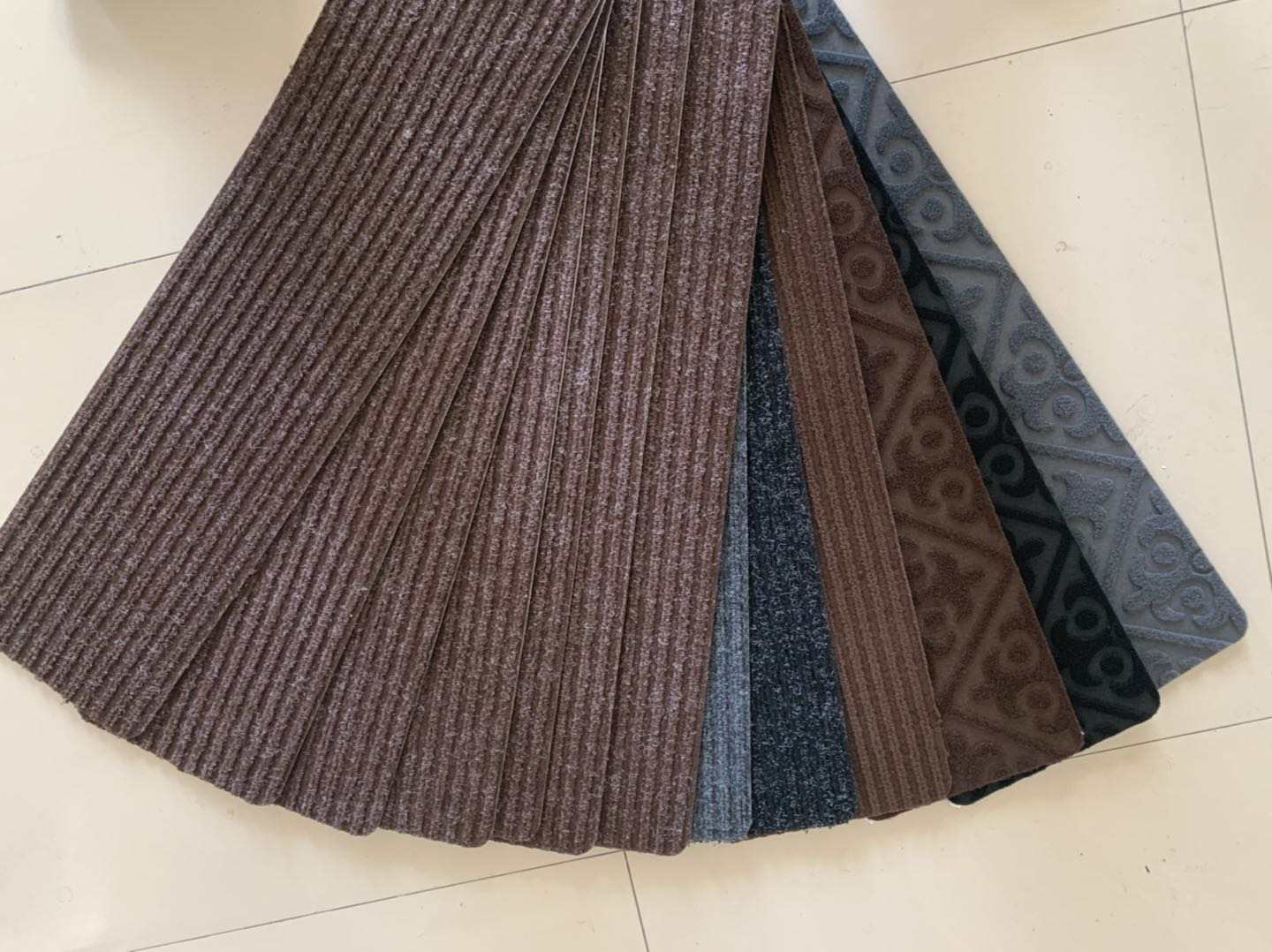 Pedais de escada de carpetes que não deslizam, adequados para degraus de madeira, pedais de escada interna e externa não deslizantes