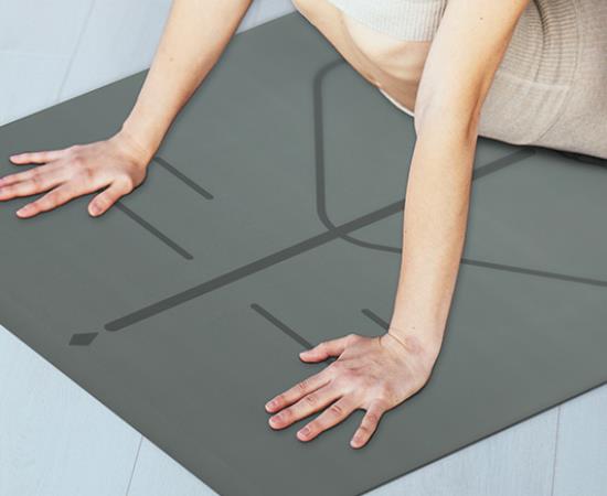 Exibição de uso de tapete de ioga