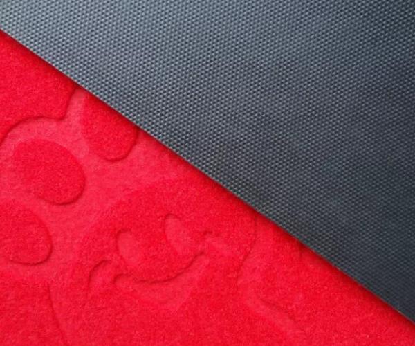 Close do forro da porta em relevo escovado