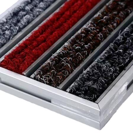 Detalhe do tapete de porta de boas-vindas em liga de alumínio resistente