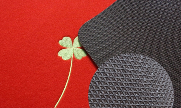 Tapete de porta bordado nas costas